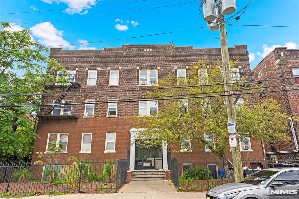 16 Irving - Photo 1