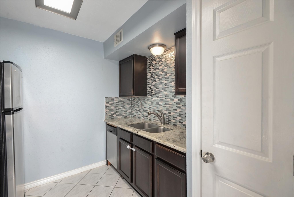 3220 69th Street - Photo 2
