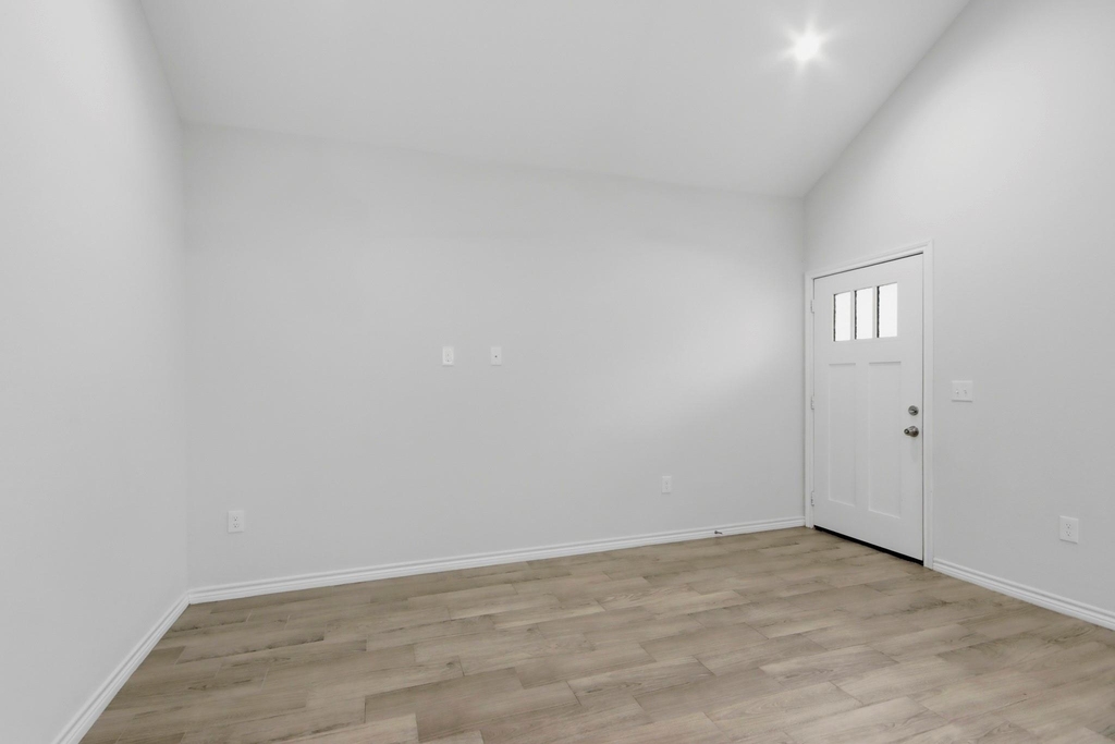 16902 Balmoral - Photo 3