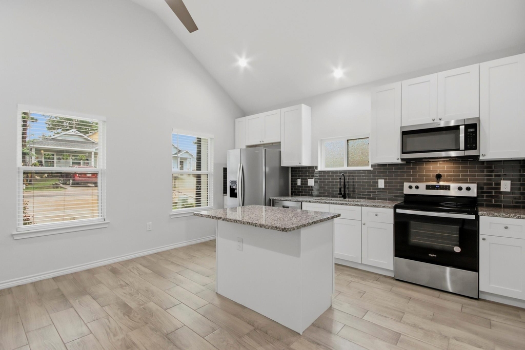16902 Balmoral - Photo 6