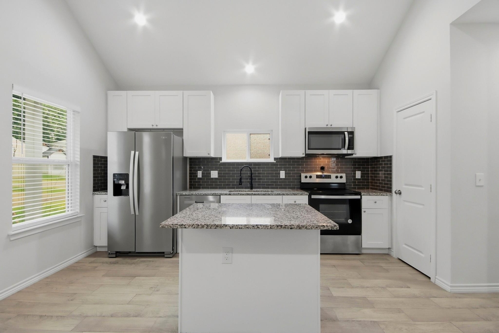 16902 Balmoral - Photo 7