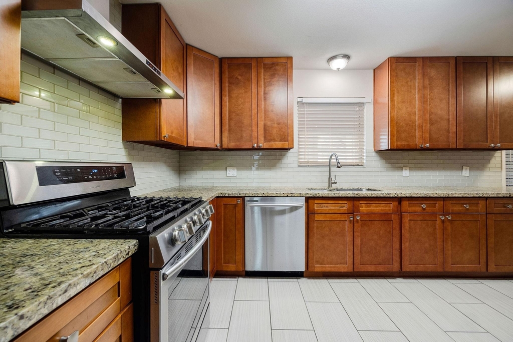 5554 Beechnut Street - Photo 4