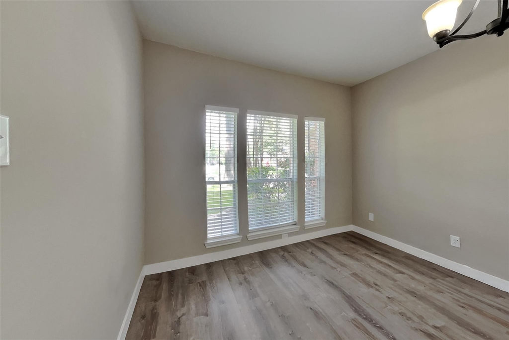 30802 Sifton Drive - Photo 4