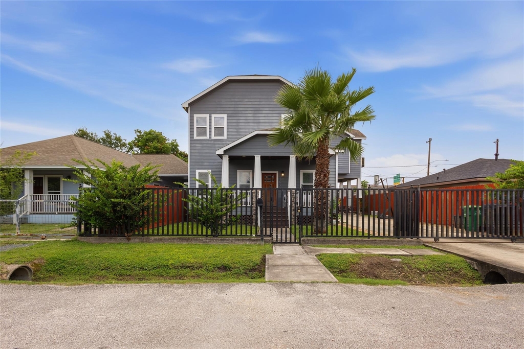 704 Vincent Street - Photo 0