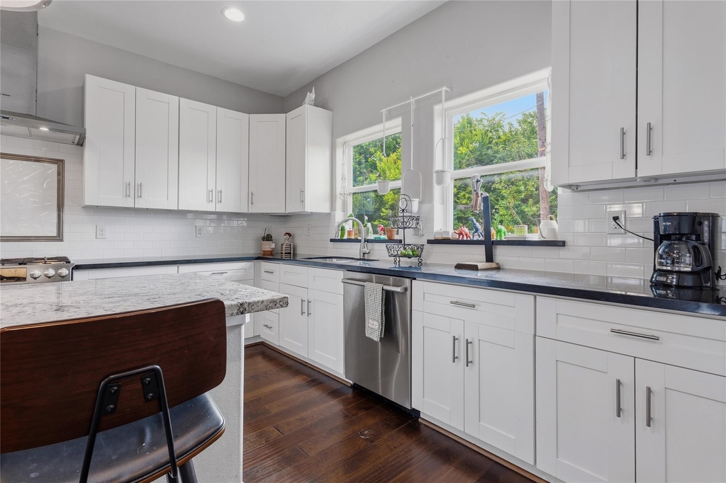 704 Vincent Street - Photo 5