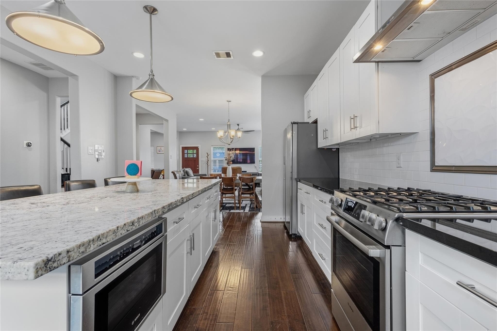 704 Vincent Street - Photo 2