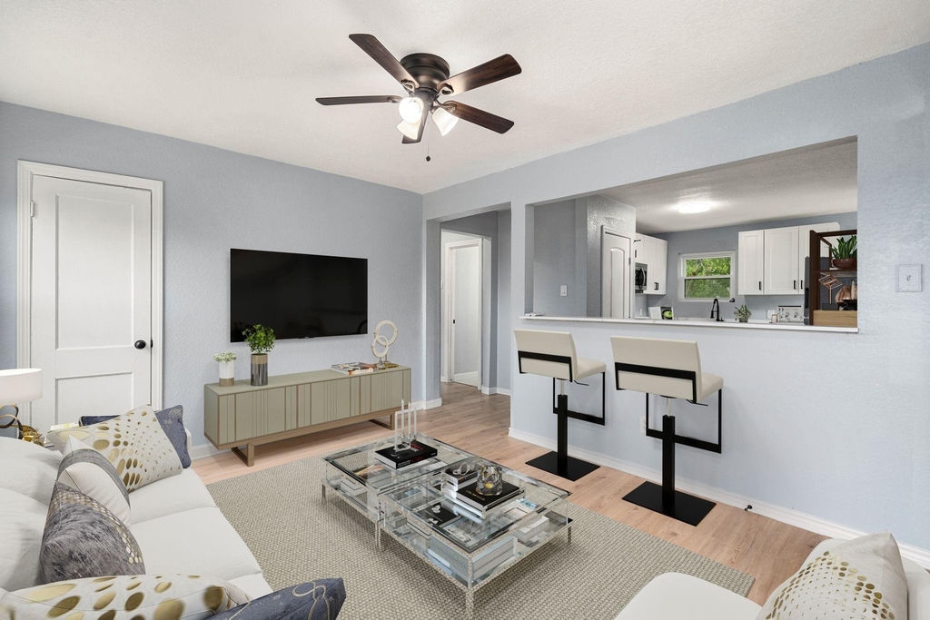 1119 1 St Avenue N - Photo 2