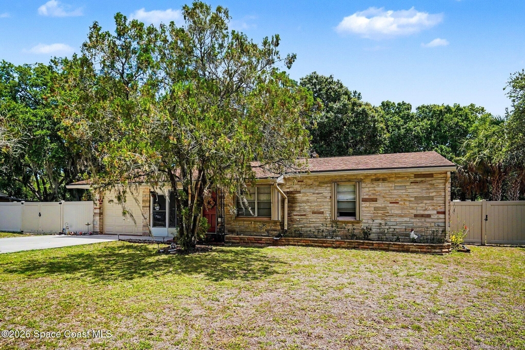 122 East Court - Photo 2