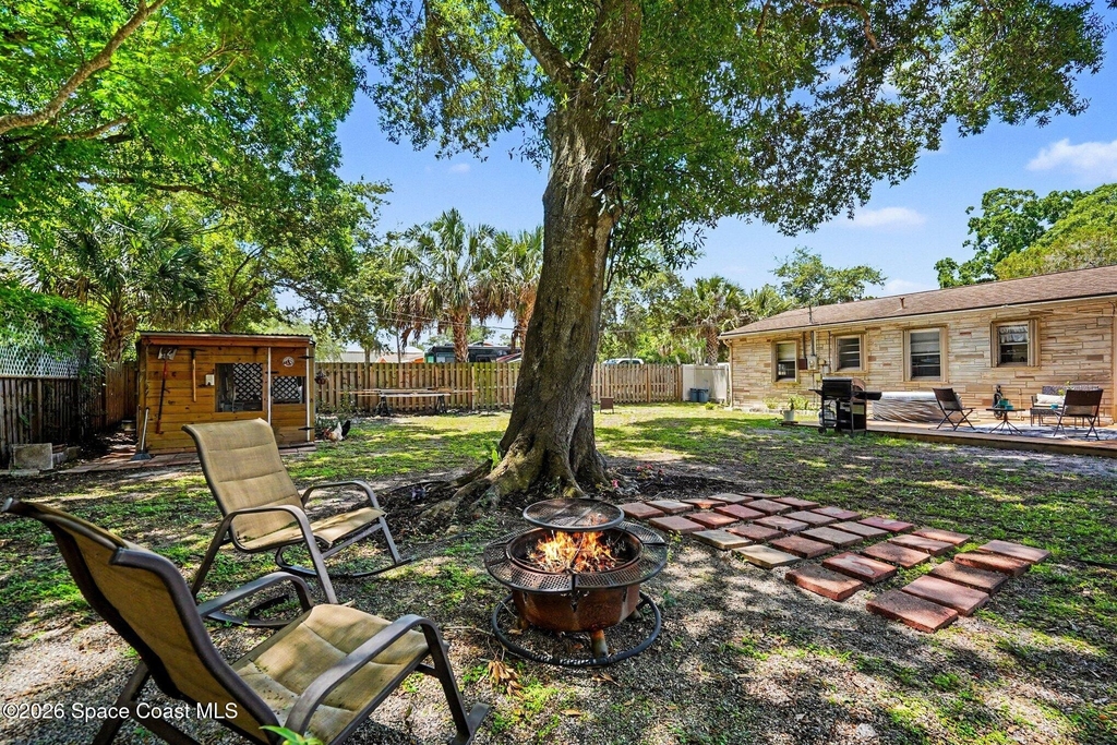 122 East Court - Photo 1