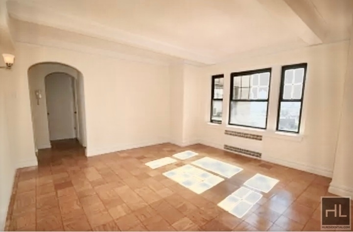 Christopher St - Photo 1