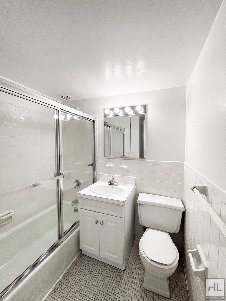 York Avenue - Photo 1