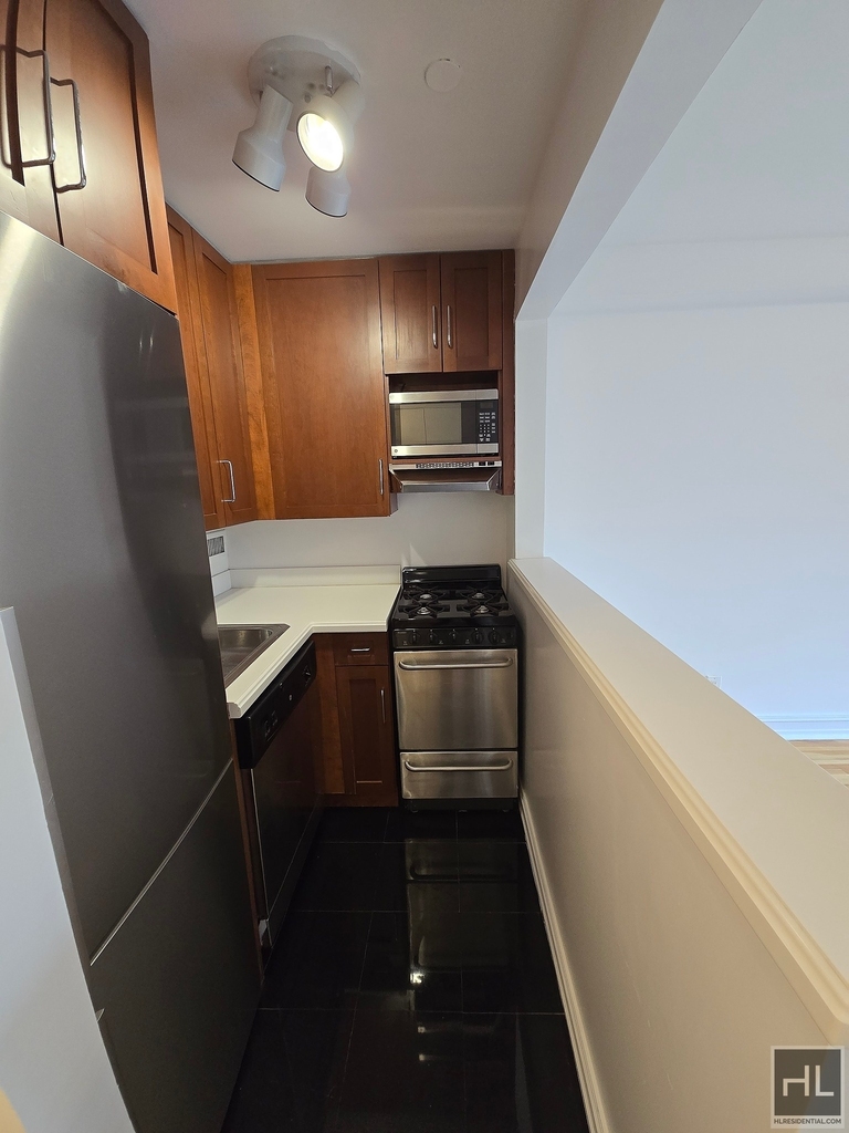 1 Avenue - Photo 3
