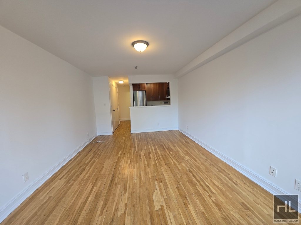 1 Avenue - Photo 2