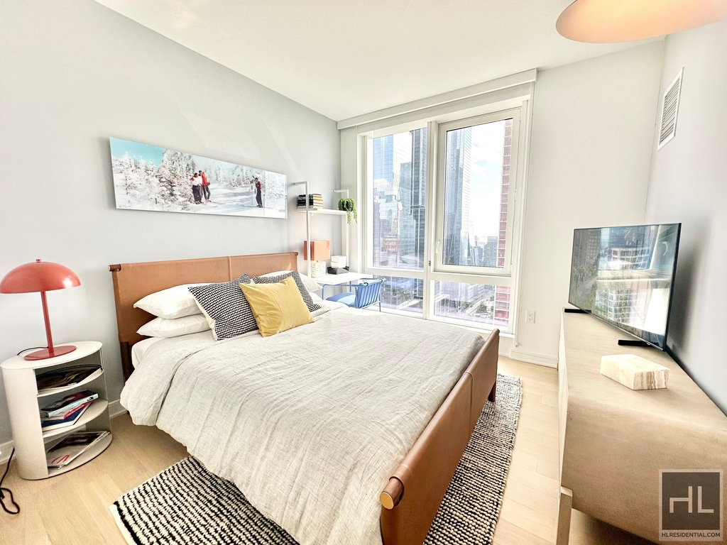 West 38th Street - Photo 4