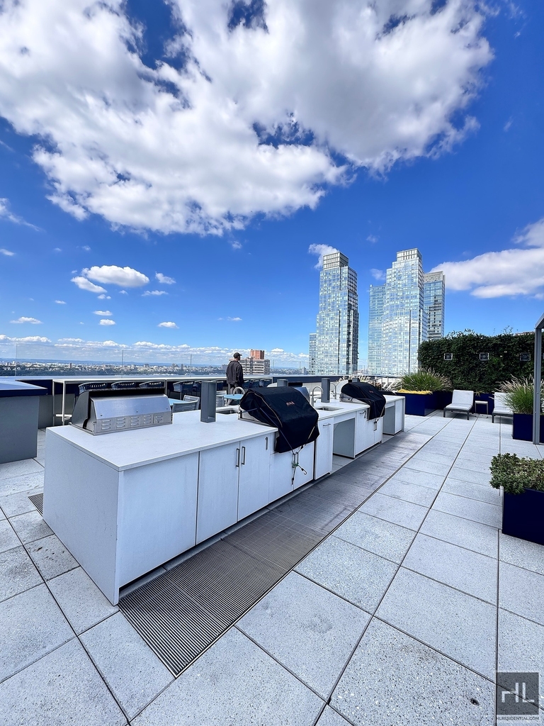 West 38th Street - Photo 8
