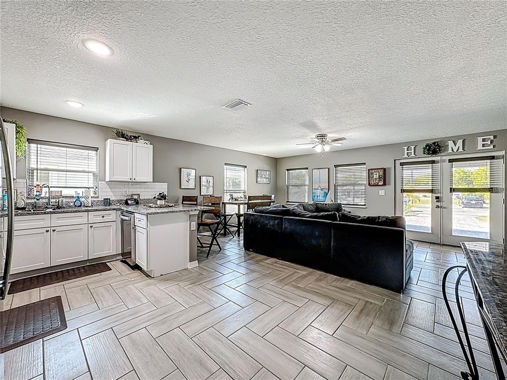 321 21st Street W - Photo 8