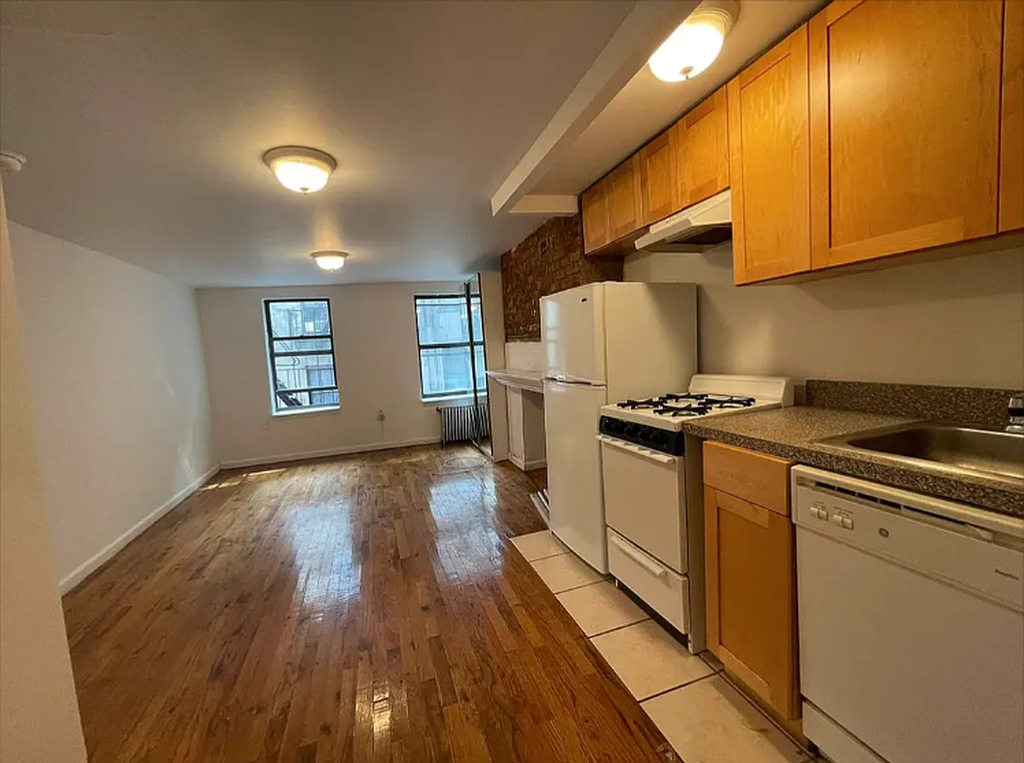 East 12th Street - Photo 1