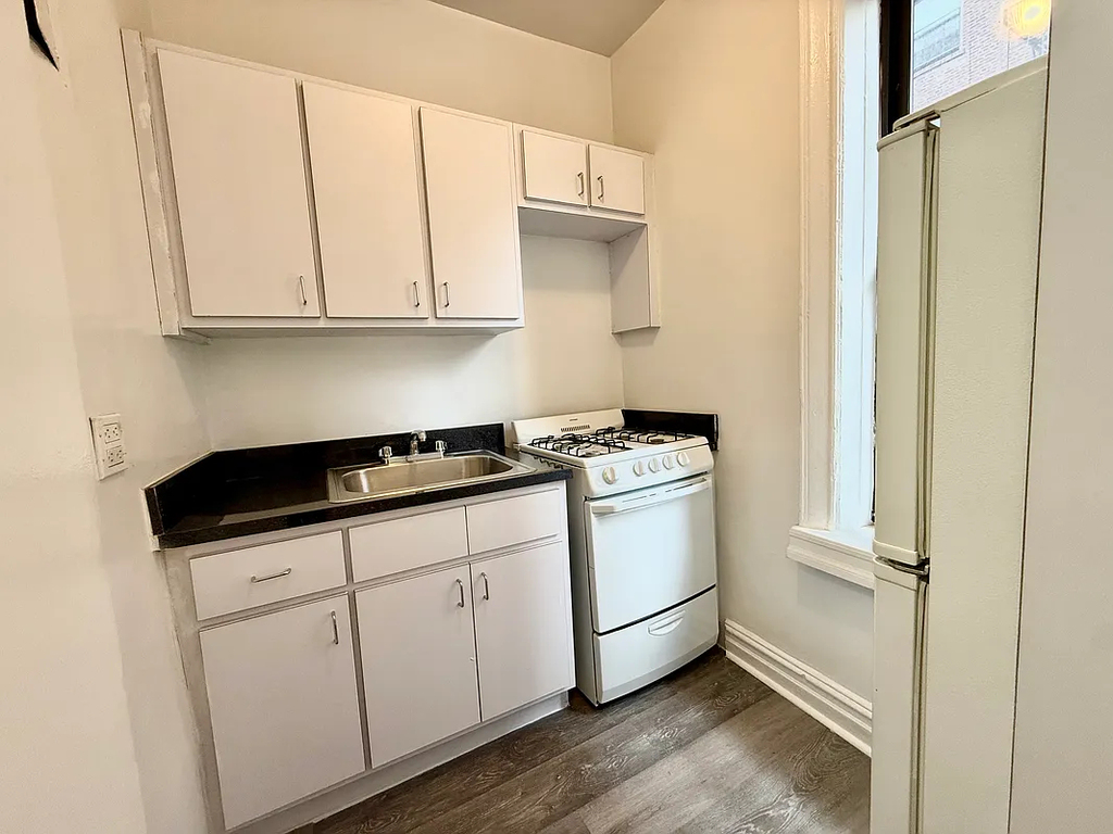 Seaman Avenue - Photo 2