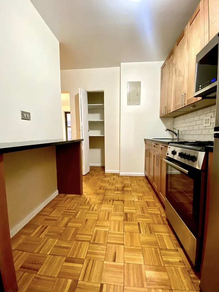 East 79th Street - Photo 6
