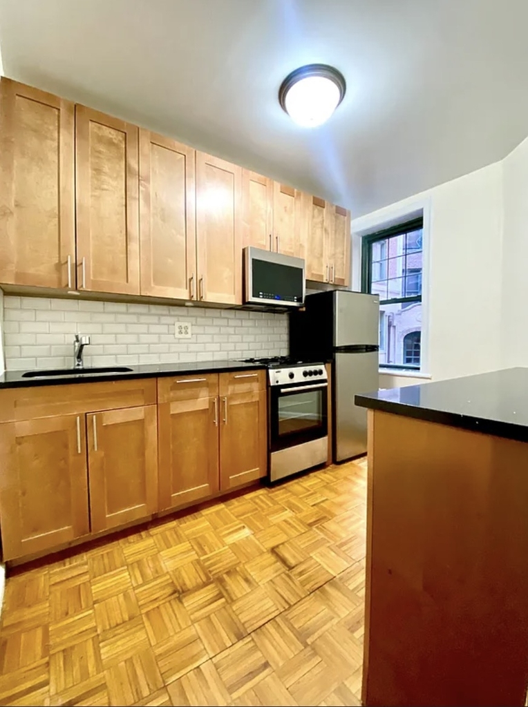East 79th Street - Photo 0