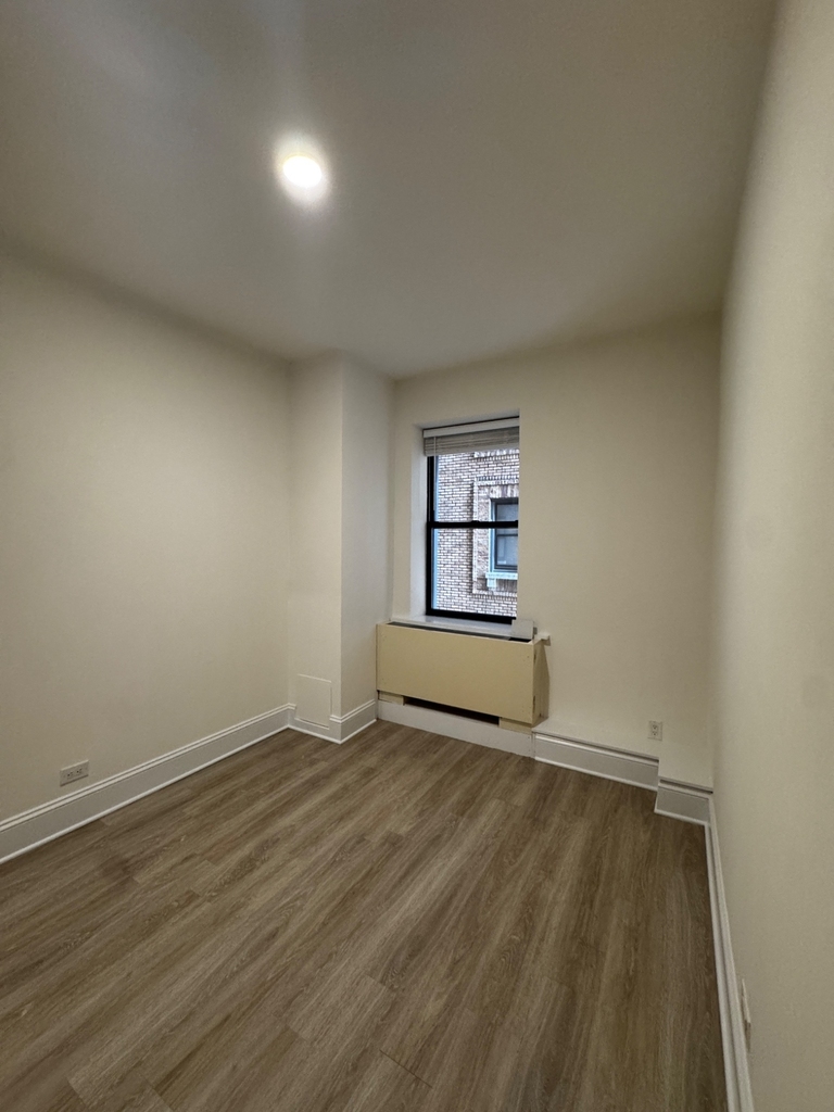 West 34th Street - Photo 0