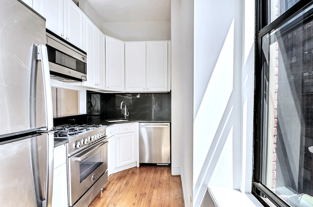 Madison Avenue - Photo 1