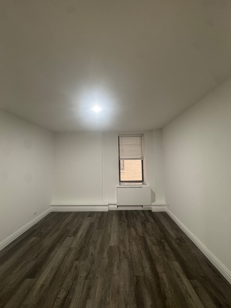 West 34th Street - Photo 6
