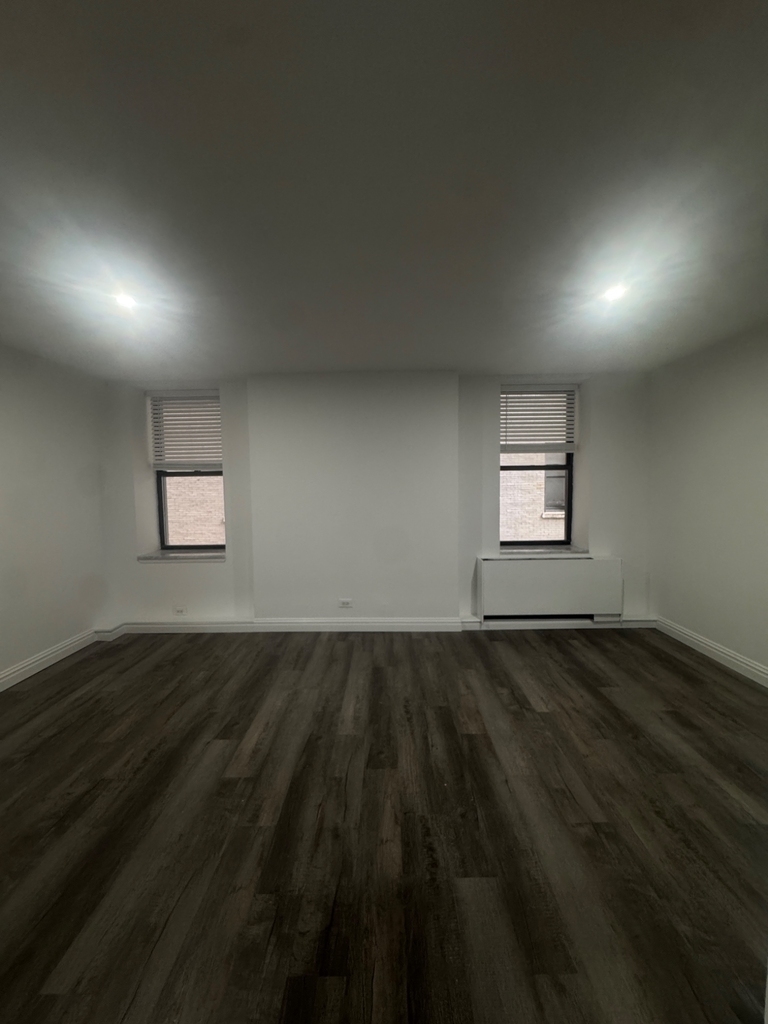 West 34th Street - Photo 7