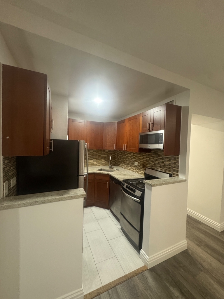 West 34th Street - Photo 8