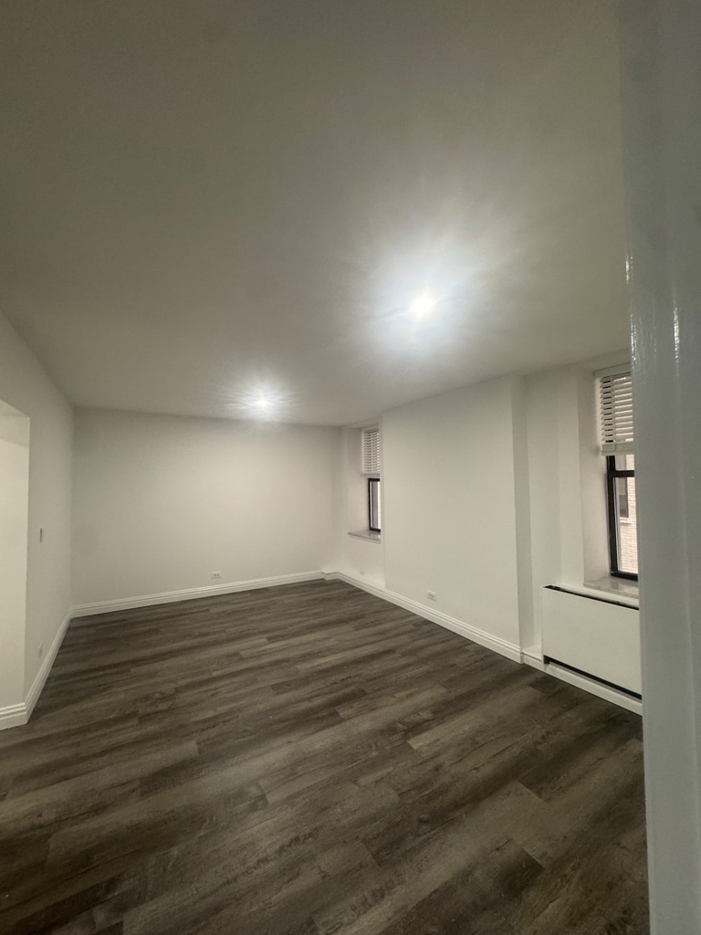 West 34th Street - Photo 11