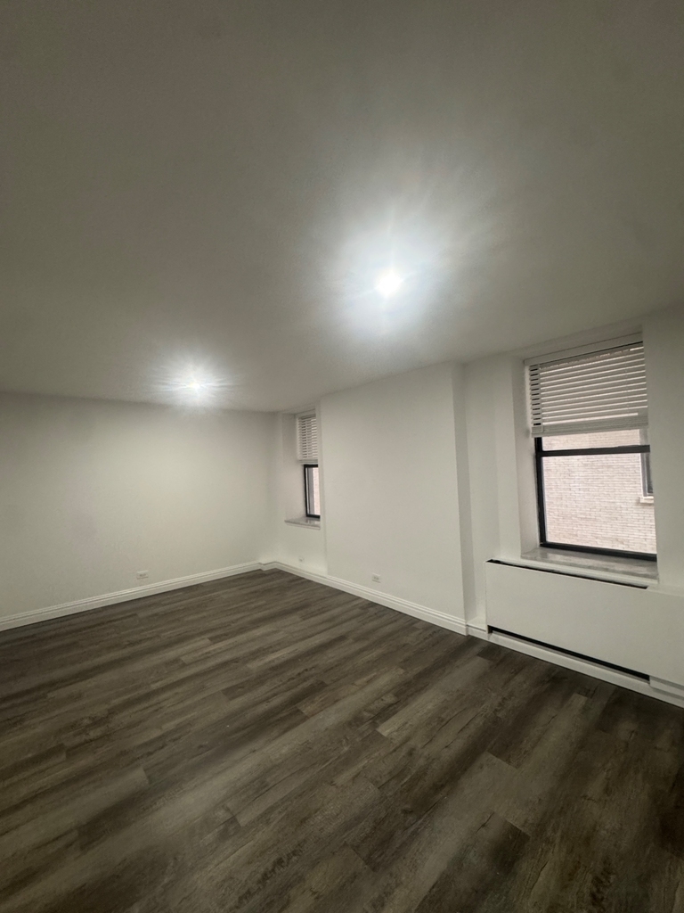West 34th Street - Photo 3