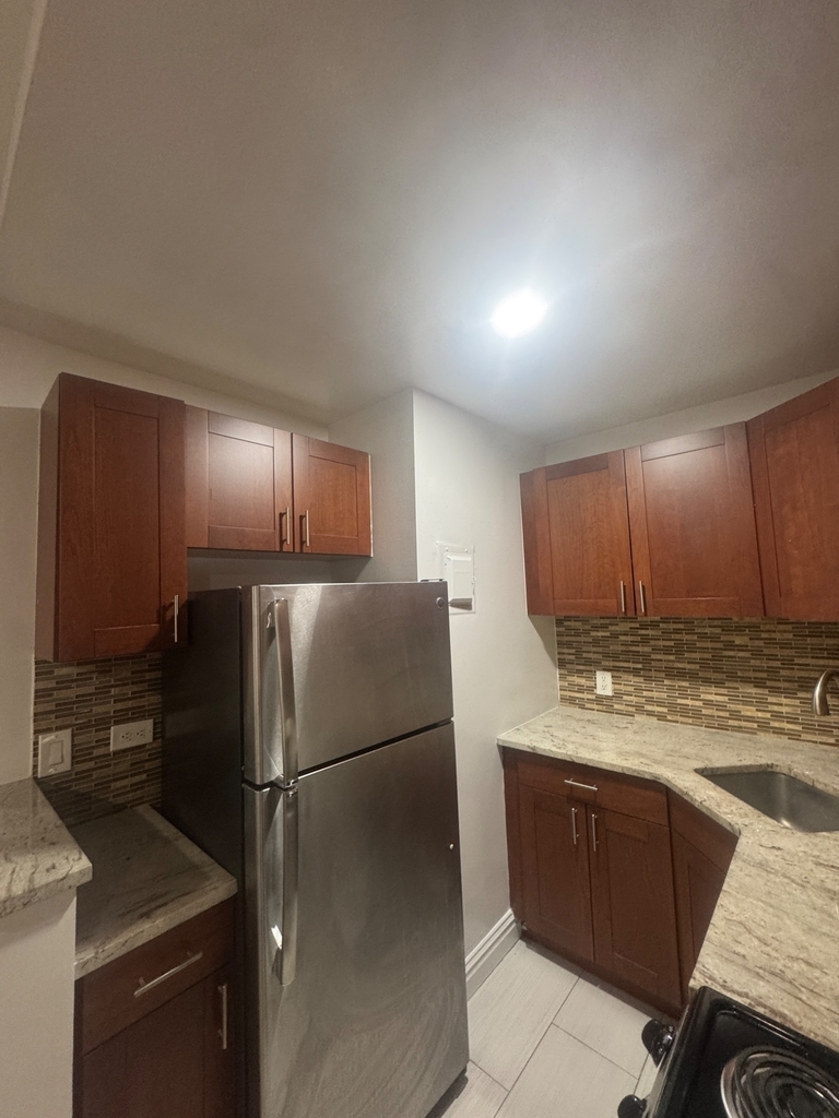 West 34th Street - Photo 9