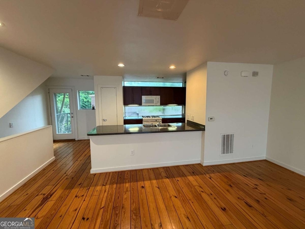 241 Maynard Terrace Se - Photo 9