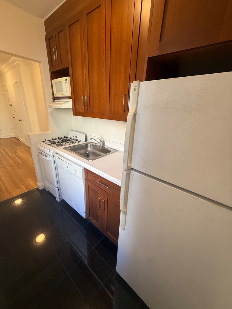 East 88th  - Photo 4