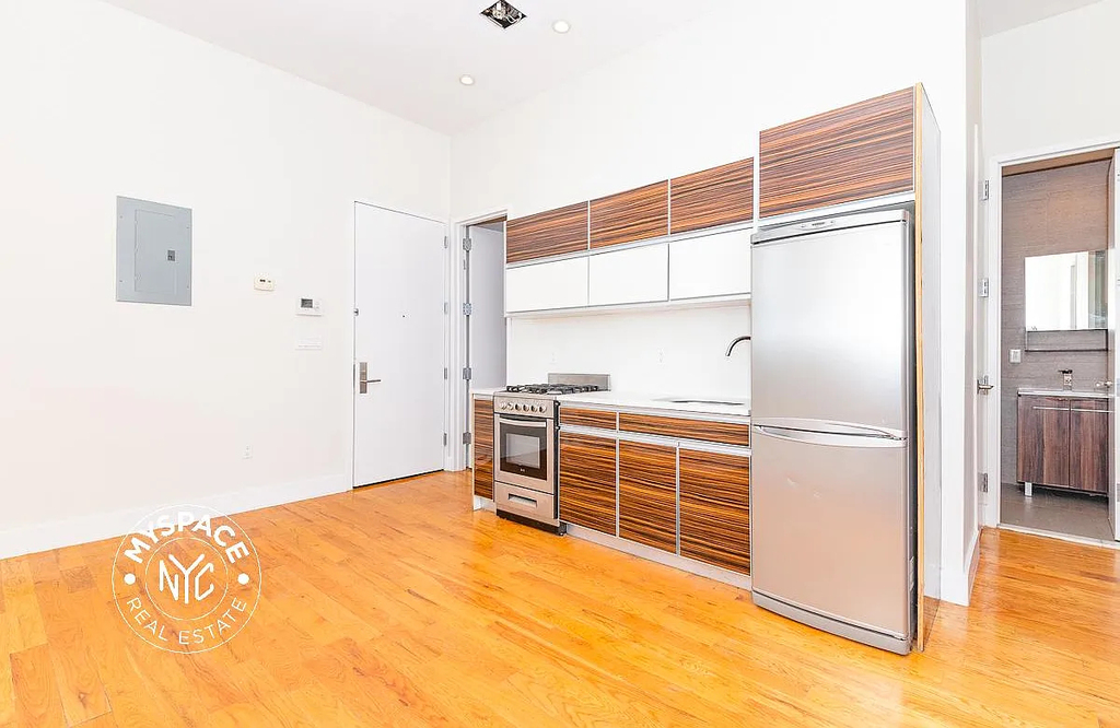 490 Kosciuszko Street - Photo 0
