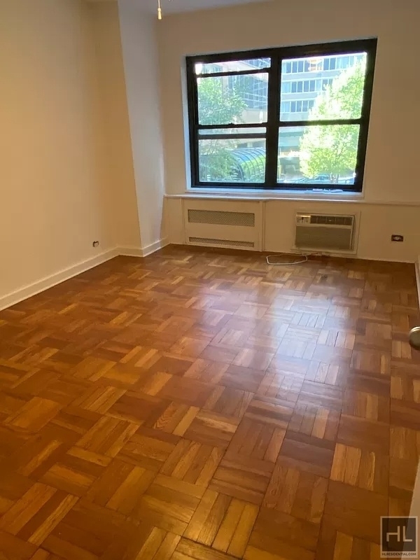 East 55 Street - Photo 5