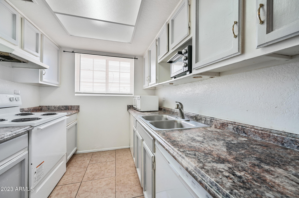 1815 N Spring -- - Photo 4