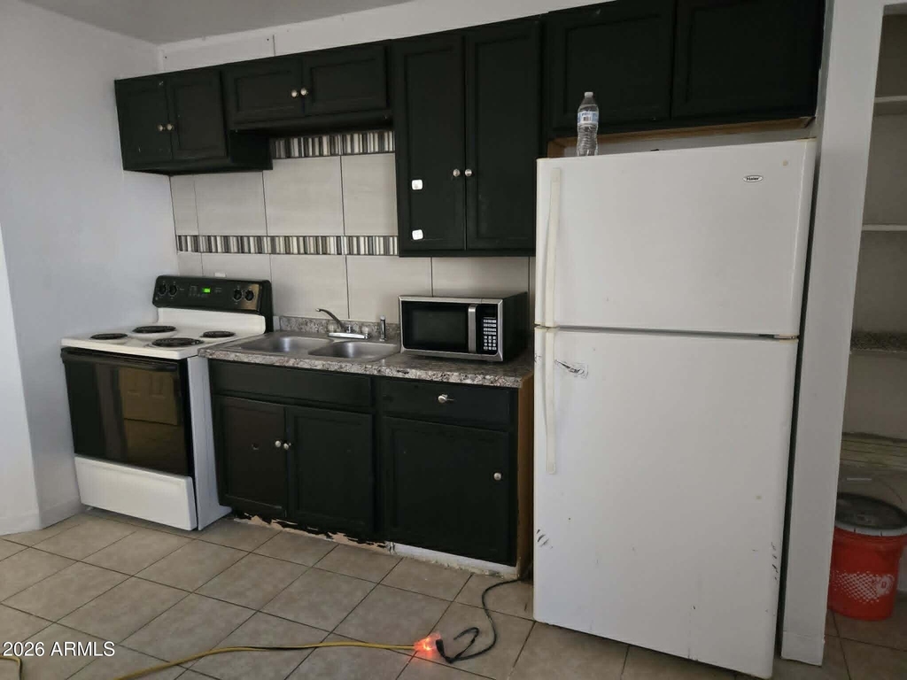 909 N Kadota Avenue - Photo 1