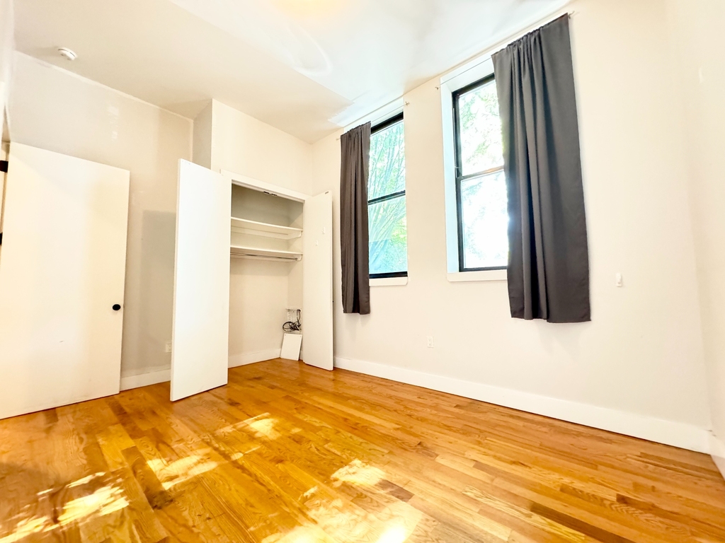 481 Evergreen Avenue - Photo 5