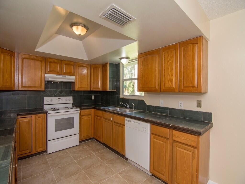8604 Brookline Avenue - Photo 2