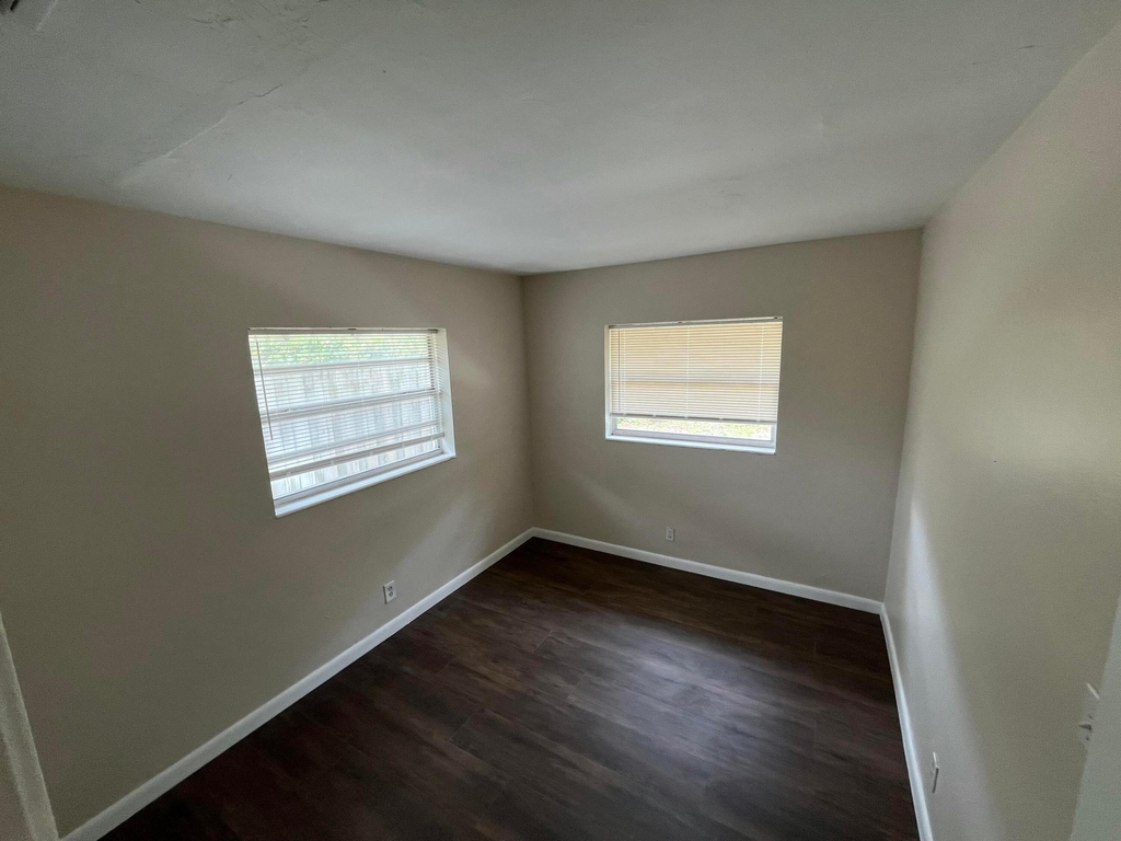 1335 Nw 7th Terrace - Photo 8