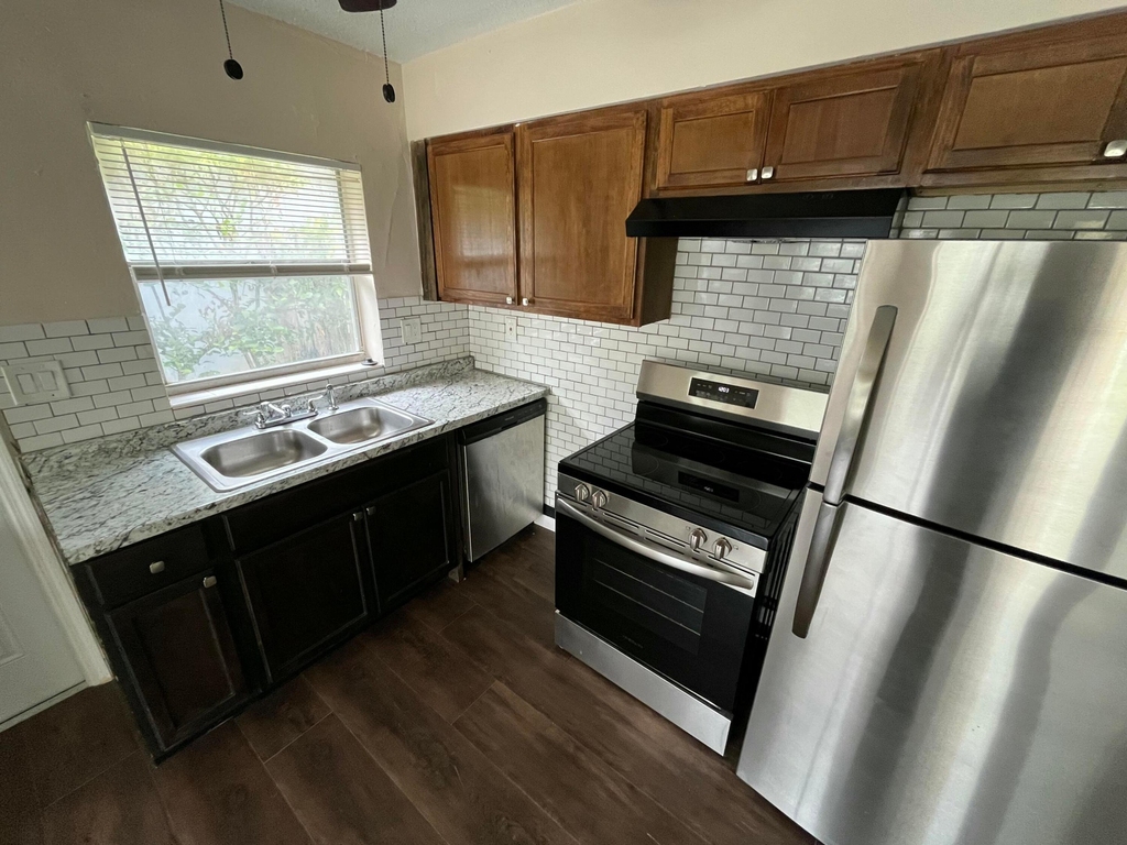 1335 Nw 7th Terrace - Photo 2