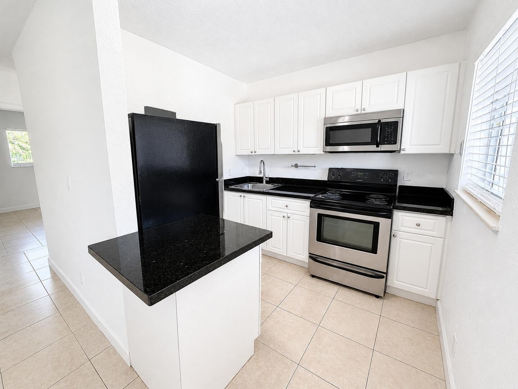 701 Sw 14th Avenue - Photo 0