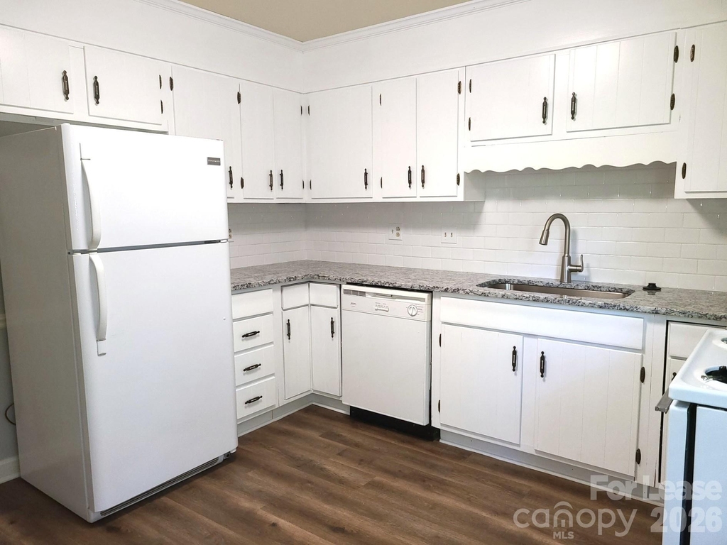 2141 Selwyn Avenue - Photo 2