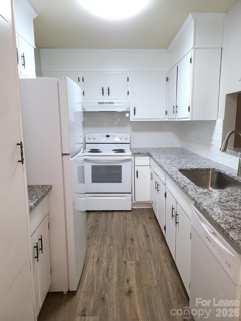 2141 Selwyn Avenue - Photo 2