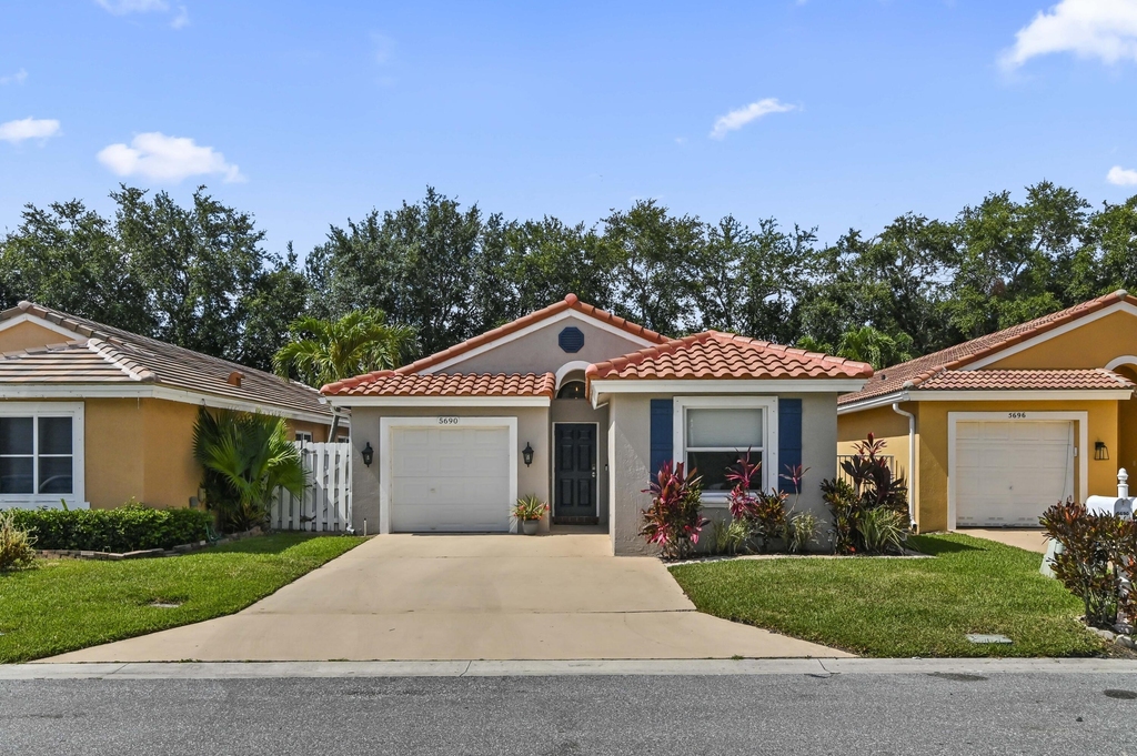 5690 Green Island Drive - Photo 0