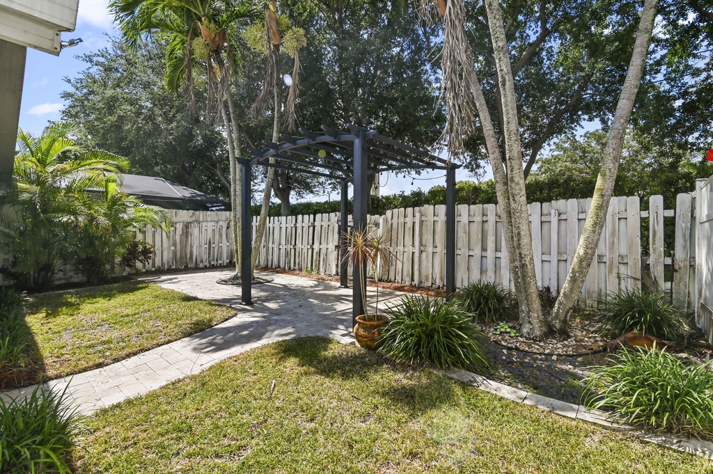 5690 Green Island Drive - Photo 21
