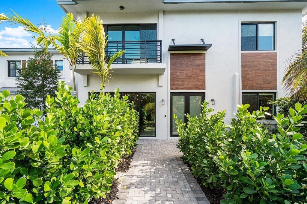 2211 Florida Boulevard - Photo 0