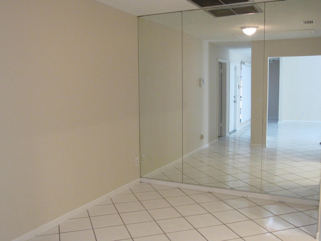 1065 Manor Drive - Photo 3
