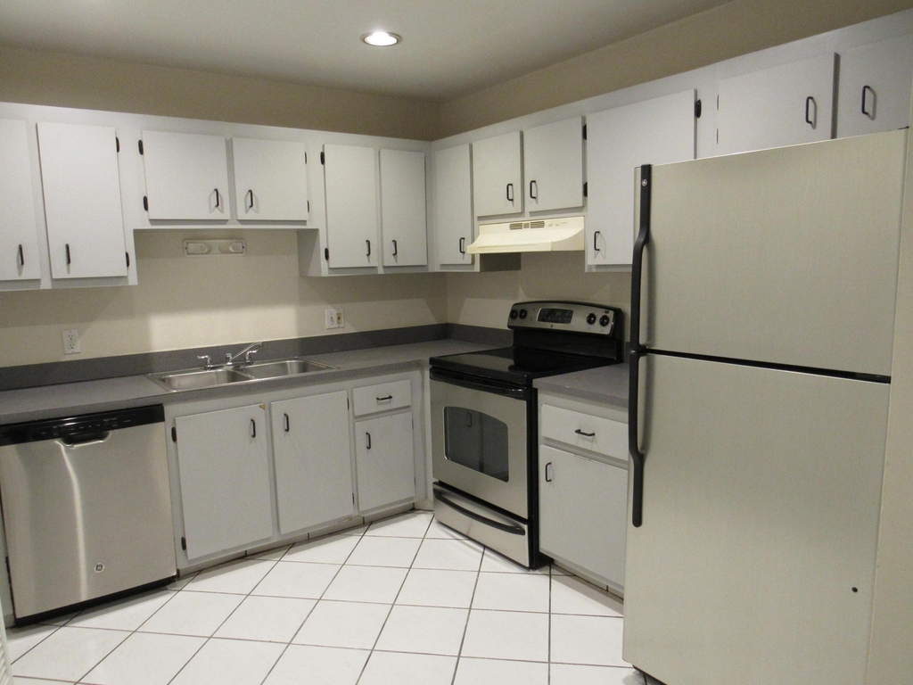 1065 Manor Drive - Photo 4